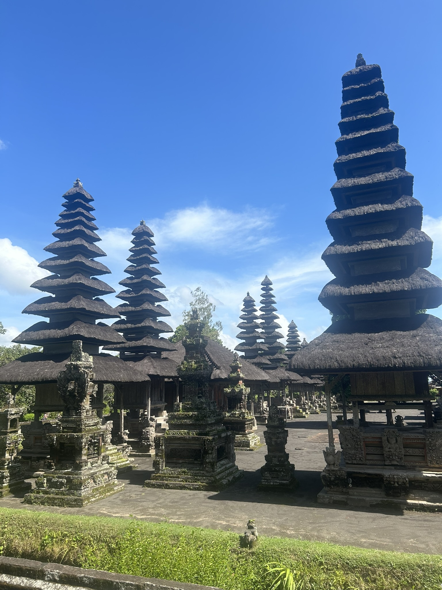 バリ島の寺院に並ぶメル