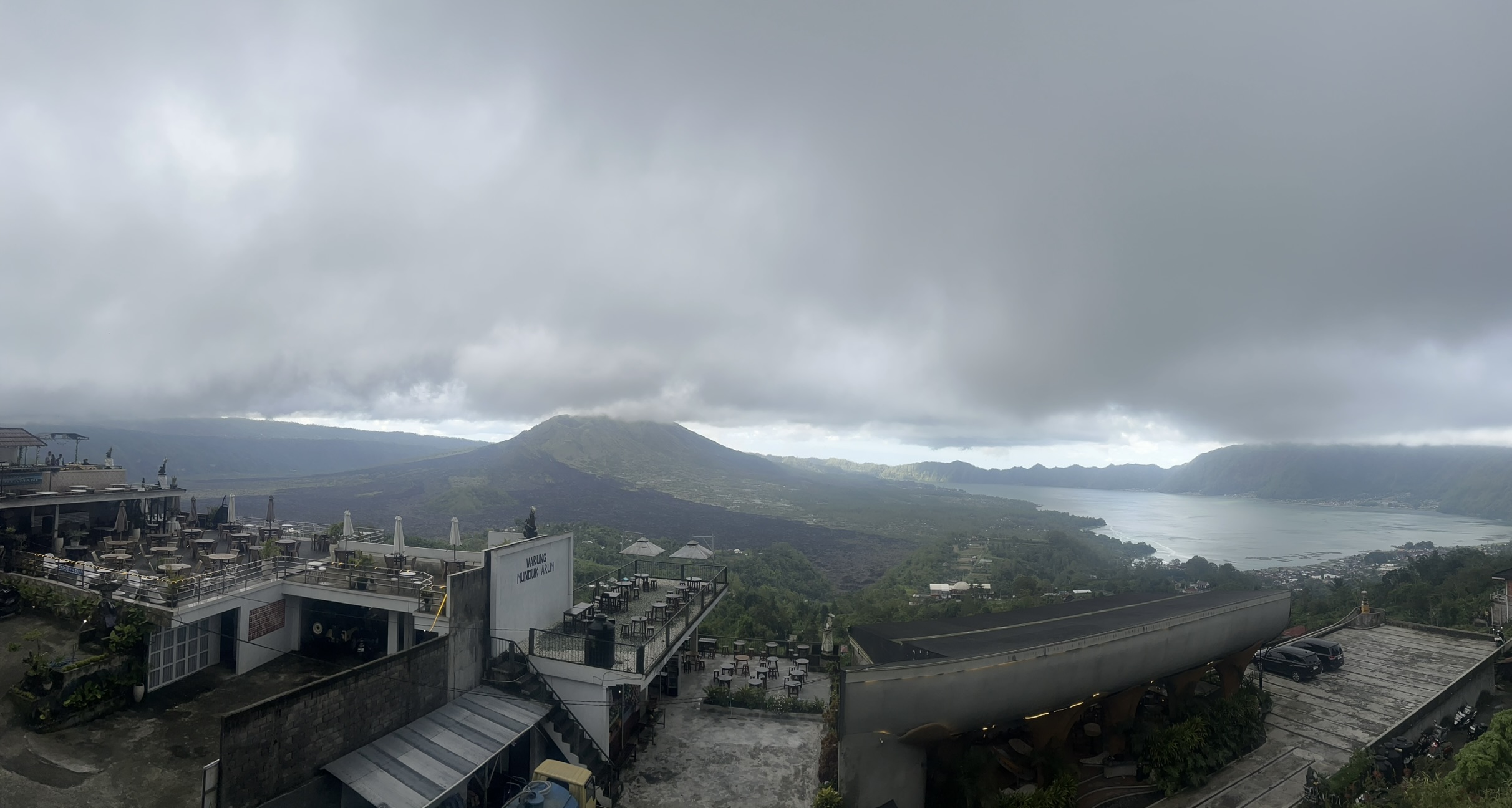 キンタマーニ高原から見たバトゥール山と湖