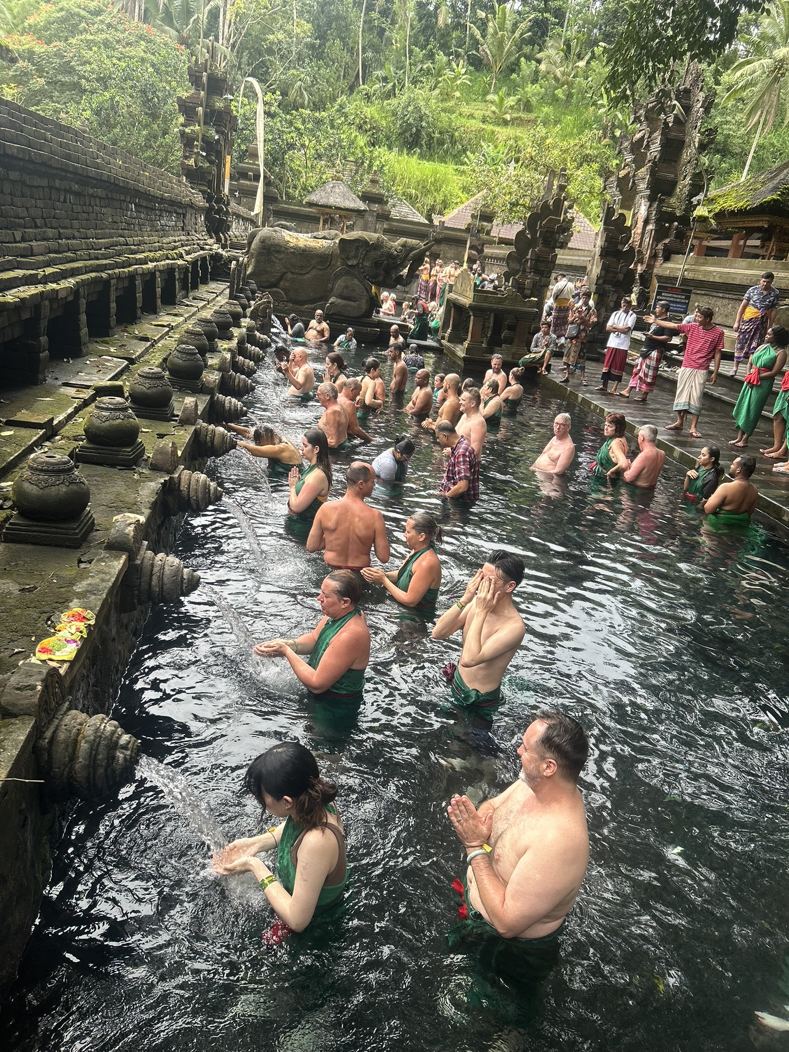 ティルタ・ウンプル寺院で沐浴する人々
