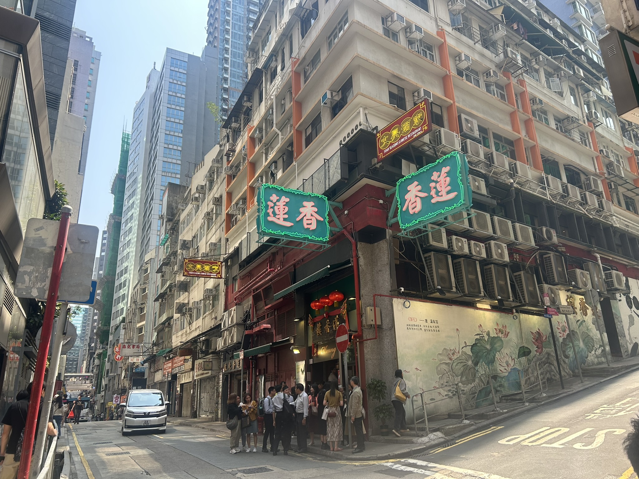 蓮香のネオン看板と香港の街角